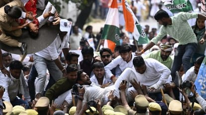 UP Congress: कांग्रेस नेताओं की पुलिस से भिड़ंत, अध्यक्ष सहित कार्यकर्ताओं को हिरासत में लिया गया लखनऊ में प्रदर्शन के दौरान कांग्रेस कार्यकर्ता।