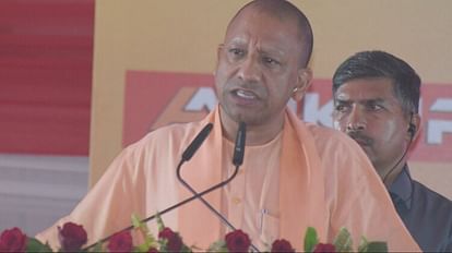 UP News: महराजगंज में बोले सीएम योगी, SP, BSP, कांग्रेस ने युवाओं के हाथ में दिया तमंचा, भाजपा ने टैबलेट Chief Minister Yogi visit in Maharajganj for up nikay chunav 2023