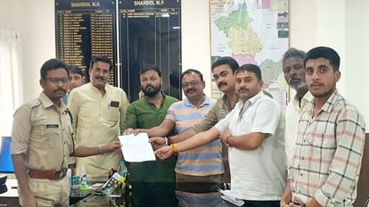 शहडोल में सड़क हादसे के बाद युवक को पीटने से हुई मौत की जांच की मांग करते परिजन।