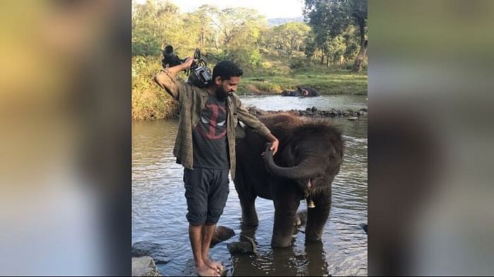 उत्तराखंड के करन थपलियाल के कैमरे से शूट हुई थी द एलीफेंट व्हिस्परर्स