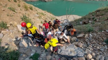 Rishikesh: नौकरी छूटी तो अवसाद में आए इटावा के दो भाई, ब्लेड से काटा गला और हाथ की नस, Aiims में भर्ती युवकों को खाई से निकालते एसडीआरएफ के जवान
