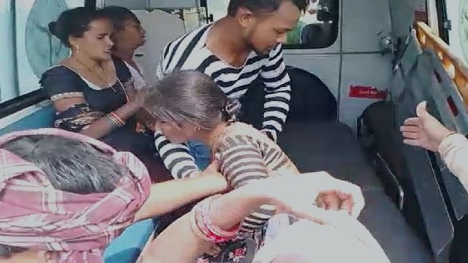 Tata Magic overturns due to tire burst, eight people including four women injured