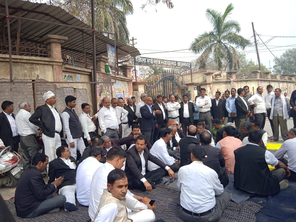Lawyers protest against rural court in azamgarh many major roads blocked