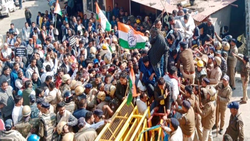 Uttarakhand Budget Session 100 Congress workers Arrested during Bhararisain march