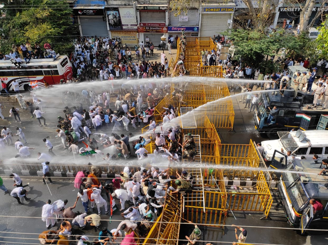 Congress gherao Raj Bhavan in Bhopal, police stopped them with water cannons, leaders held