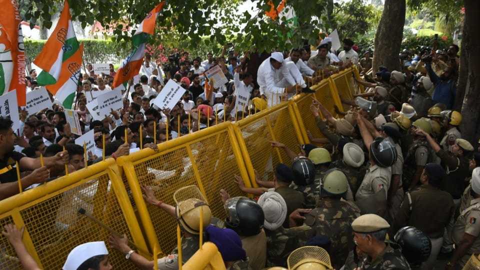 Chandigarh Congress protest against increasing economic burden on public due to wrong policies of BJP