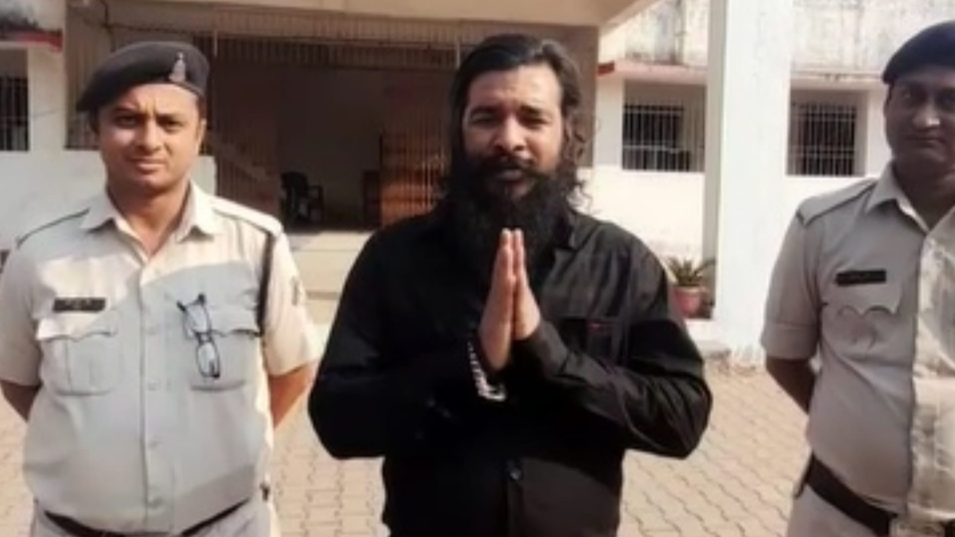 पुलिस गिरफ्त में आरोपी।