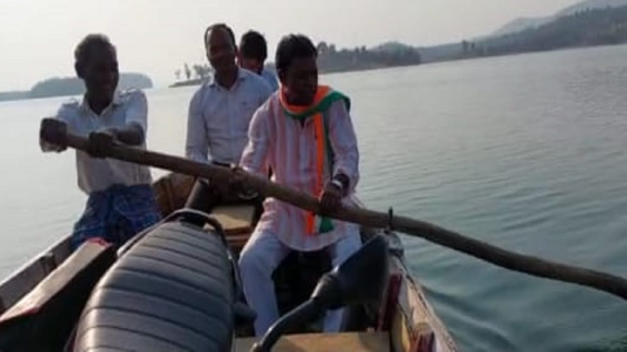Pali Tanakhar MLA Mohitram Kerketta reached Gram Panchayat Sakho by boat