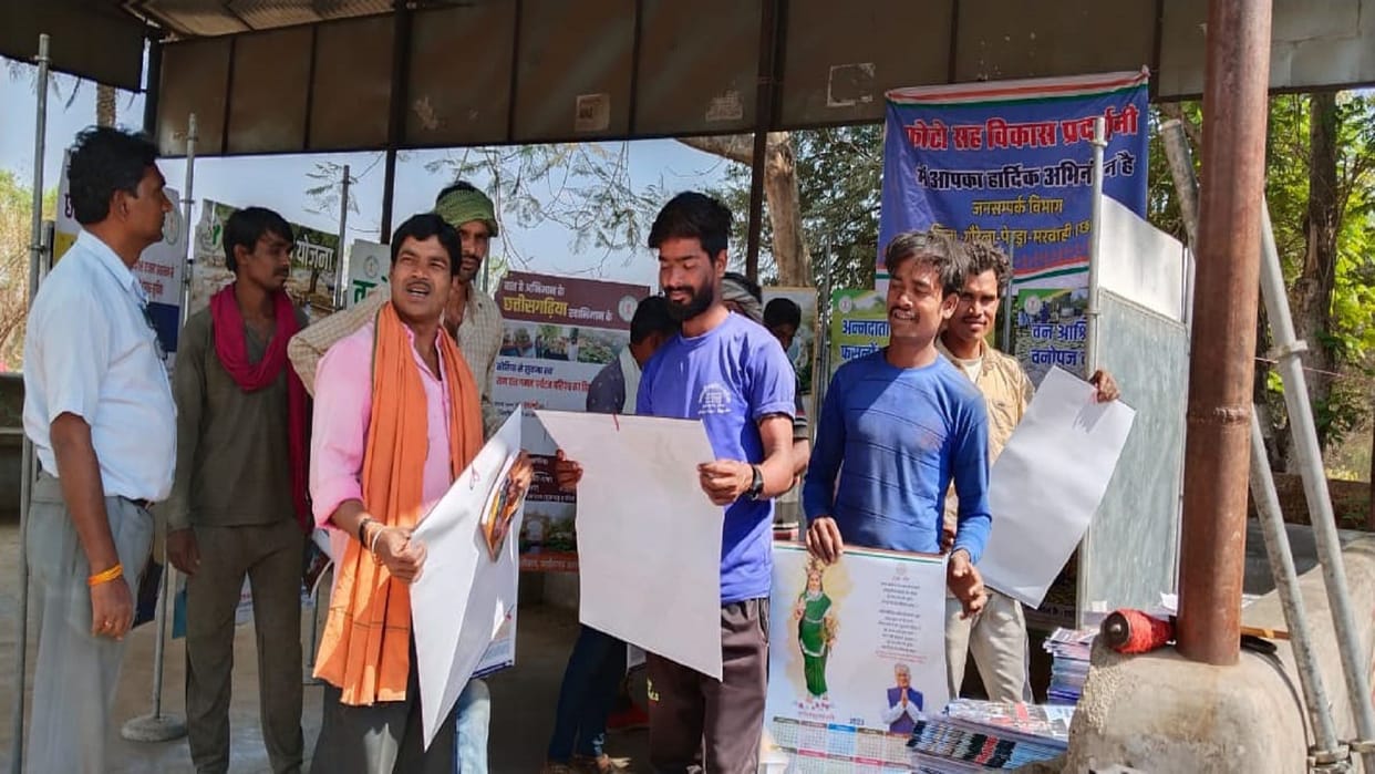 Pendra District pr Office counted the achievements of the Congress government through photo exhibition
