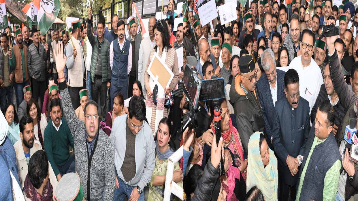 Himachal Congress protested outside Raj Bhavan, sent memorandum to President