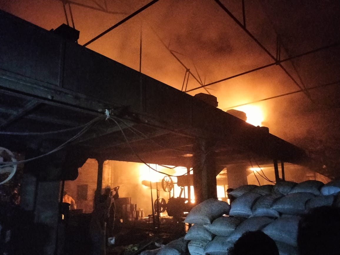 Bihar: Fierce fire in oil mill in Buxar, people narrowly survived; Fear of loss of millions