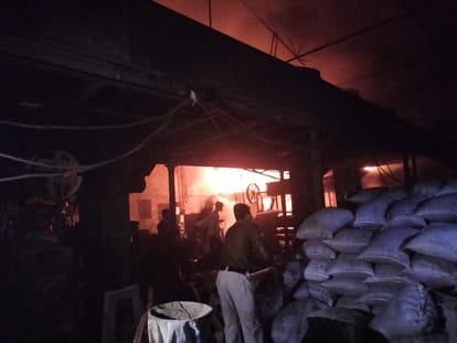Bihar: Fierce fire in oil mill in Buxar, people narrowly survived; Fear of loss of millions