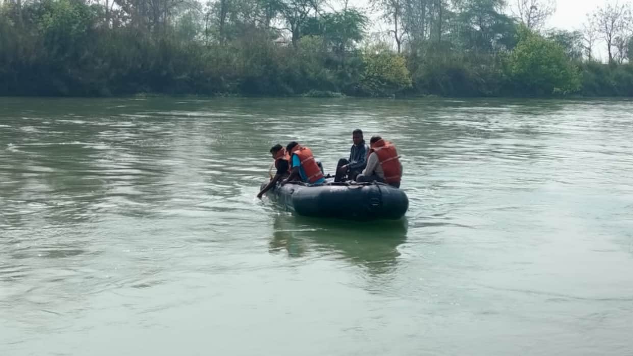 Meerut: A man of Baghpat jumped into Ganganahar after calling his wife and divers are busy searching