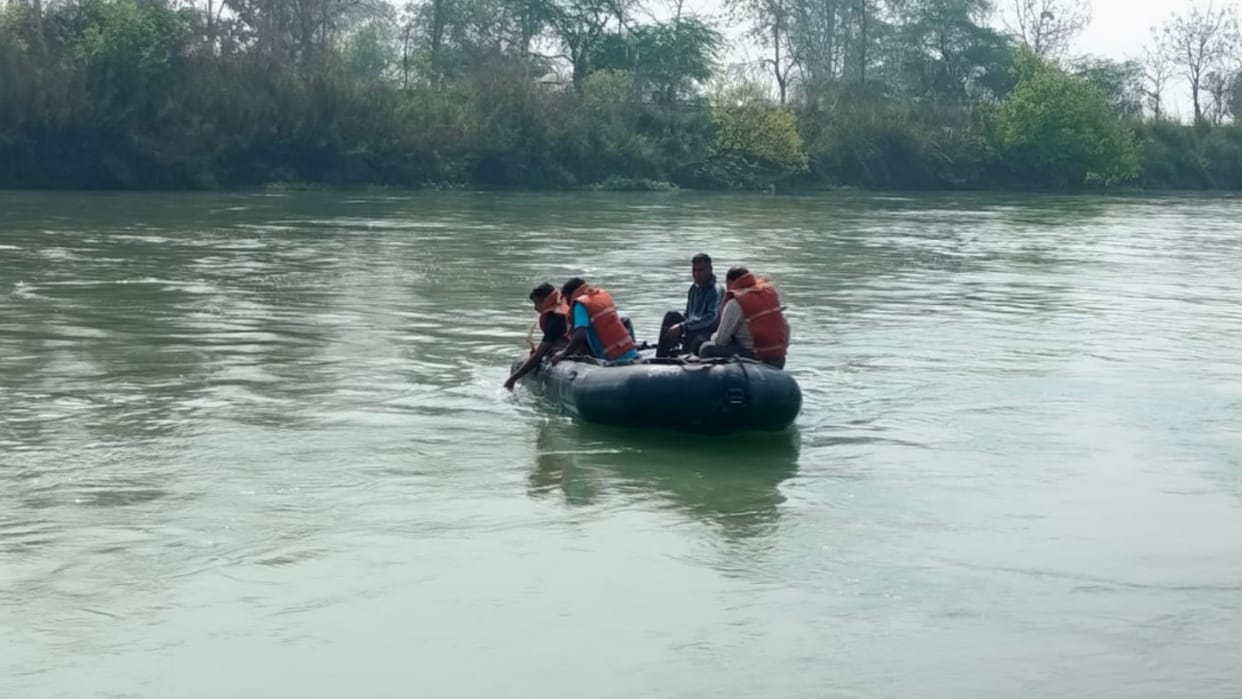 Meerut: A man of Baghpat jumped into Ganganahar after calling his wife and divers are busy searching