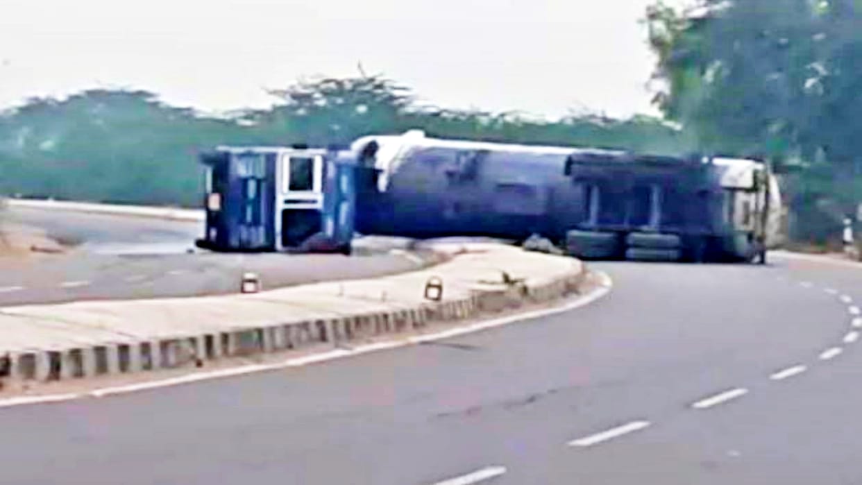 Tanker full of LPG gas overturned on Hanumangarh forelane road