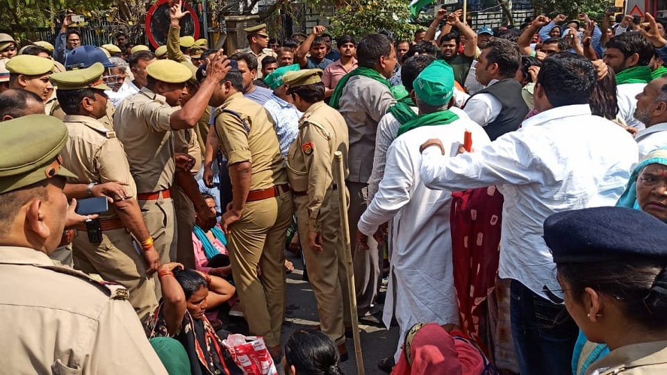 Clash between farmers and police at Noida Authority