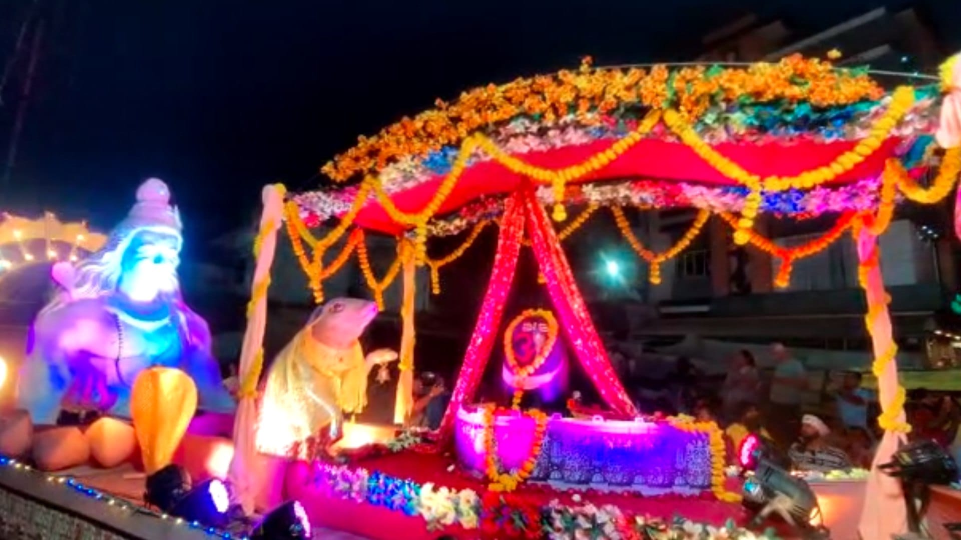 Baba Mahakal's traditional ger, Higher Education Minister-Collector-SP waved sword