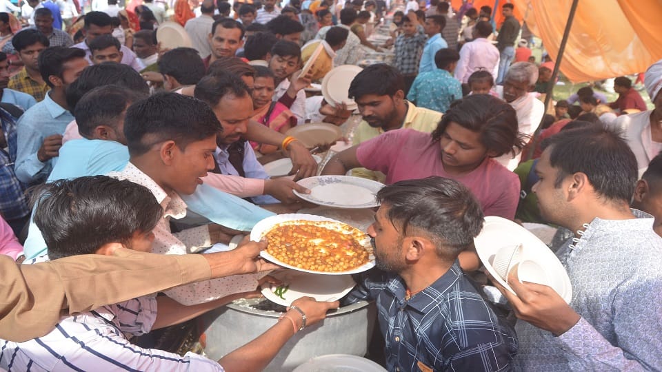Wastage of food in Mukhyamantri Samuhik Vivah Samaroh In bareilly