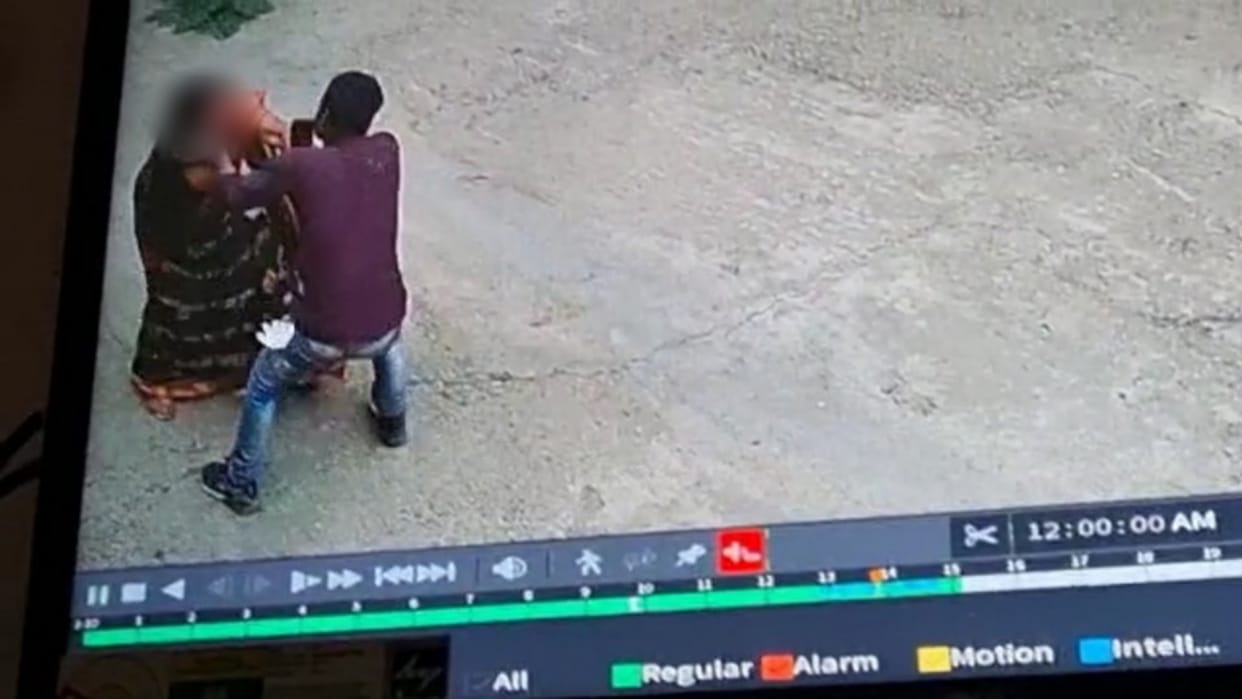 Crazy youth absconded after misbehaving lady health worker in Sadar Hospital Jamui, incident captured in CCTV