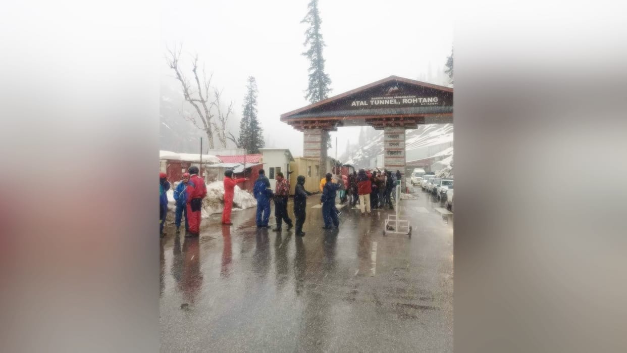 Himachal Weather Update Snowfall in atal tunnel south portal