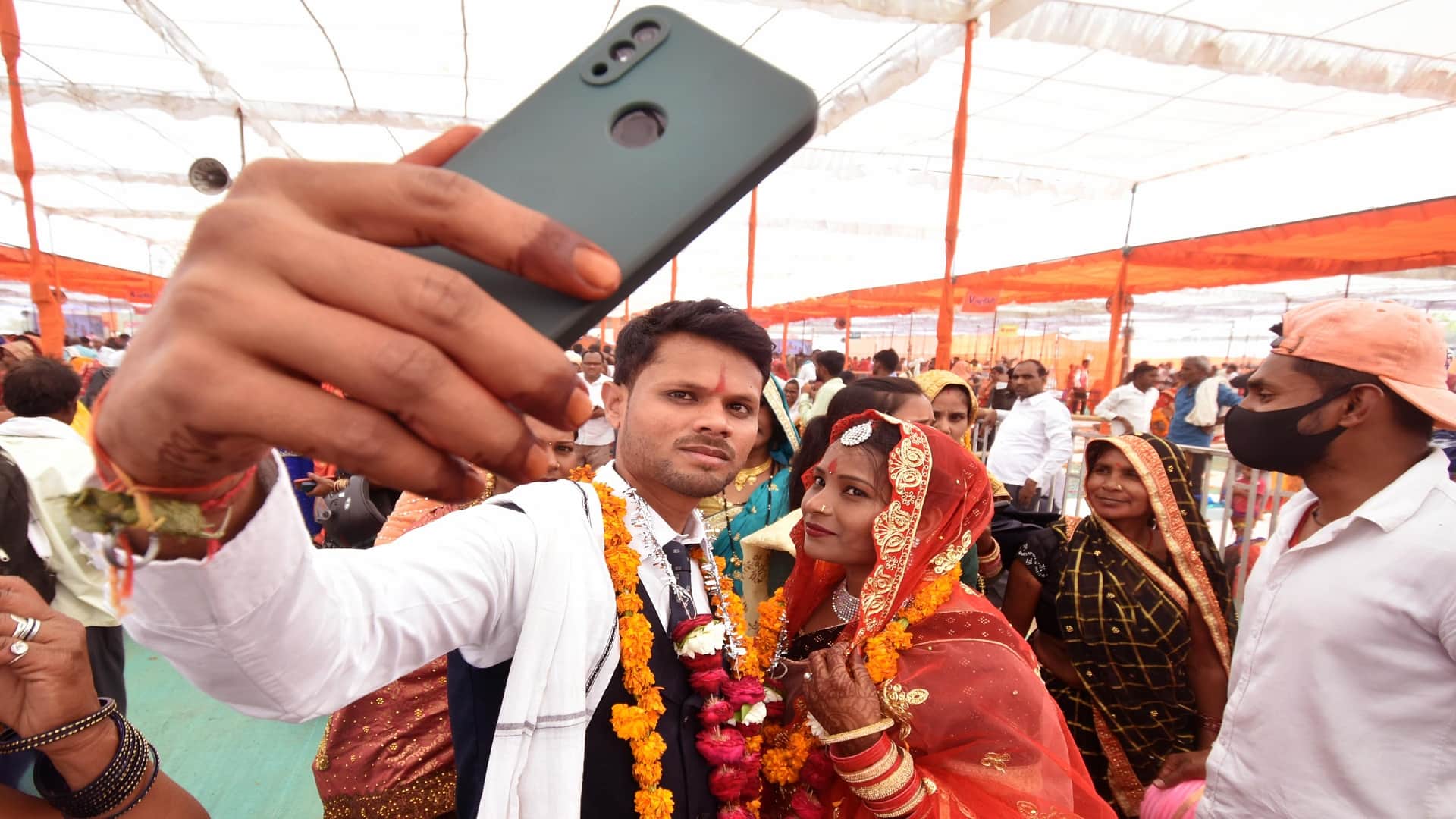 426 couples took vows to live with each other