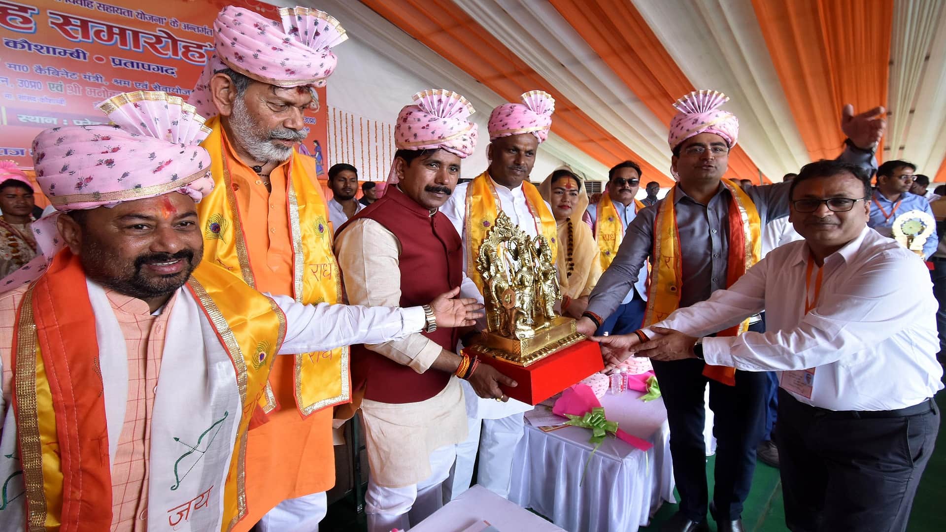 426 couples took vows to live with each other