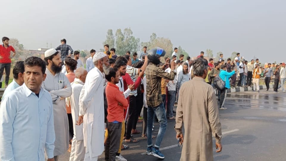 Delhi Haridwar Highway: Car Caught massive Fire after accident with Tractor Trolley in roorkee