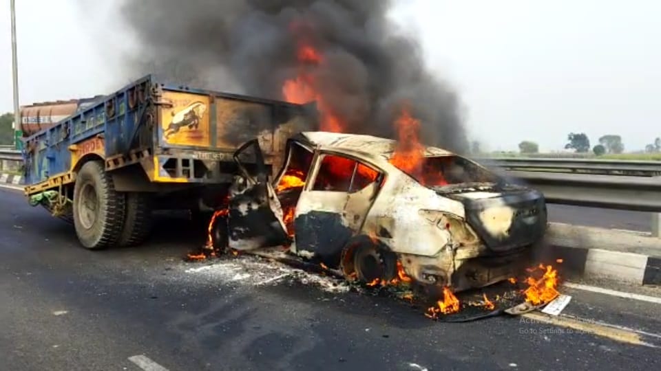 Delhi Haridwar Highway: Car Caught massive Fire after accident with Tractor Trolley in roorkee