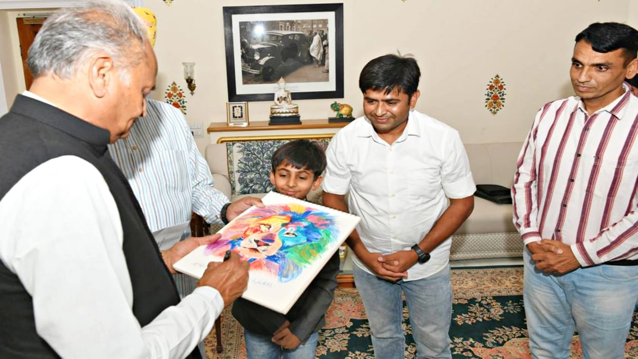 The Chief Minister encouraged the little sketch artist Arjun
