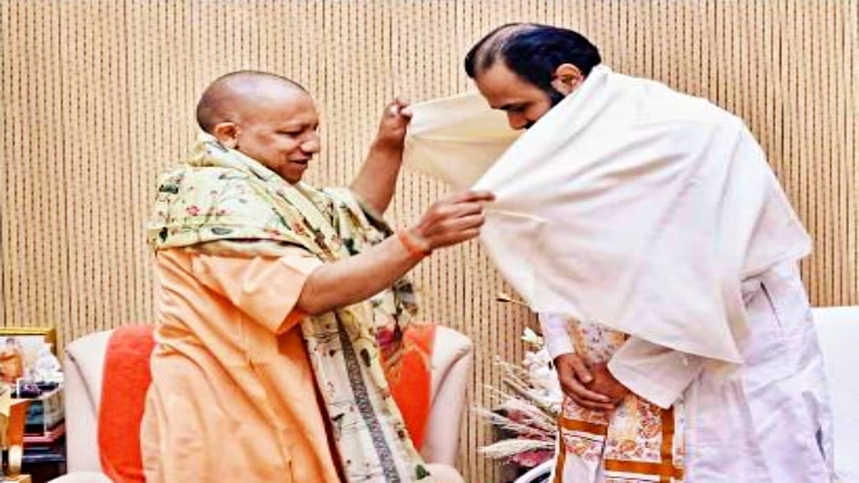 Tilakayat's son Vishal Bawa of Shrinath Temple met UP CM Yogi