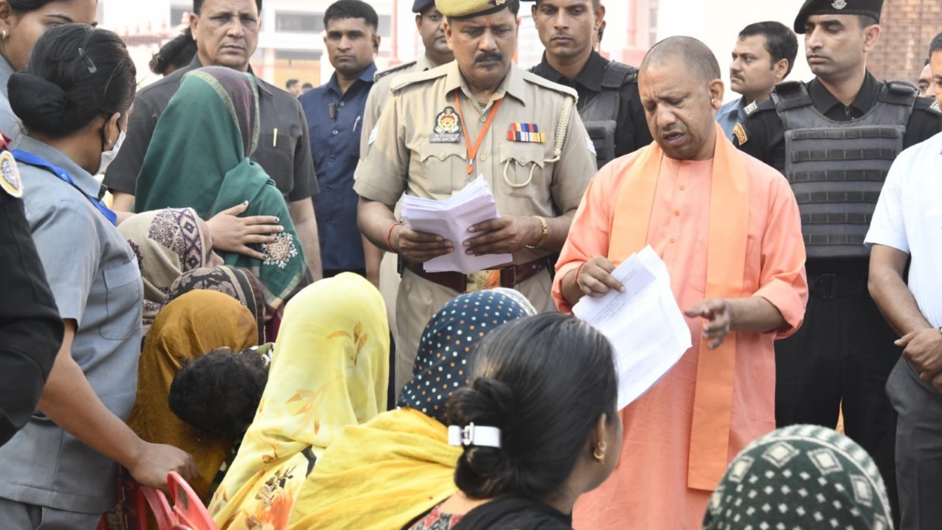 Chief Minister Yogi Adityanath listened to people problems in Janta Darshan