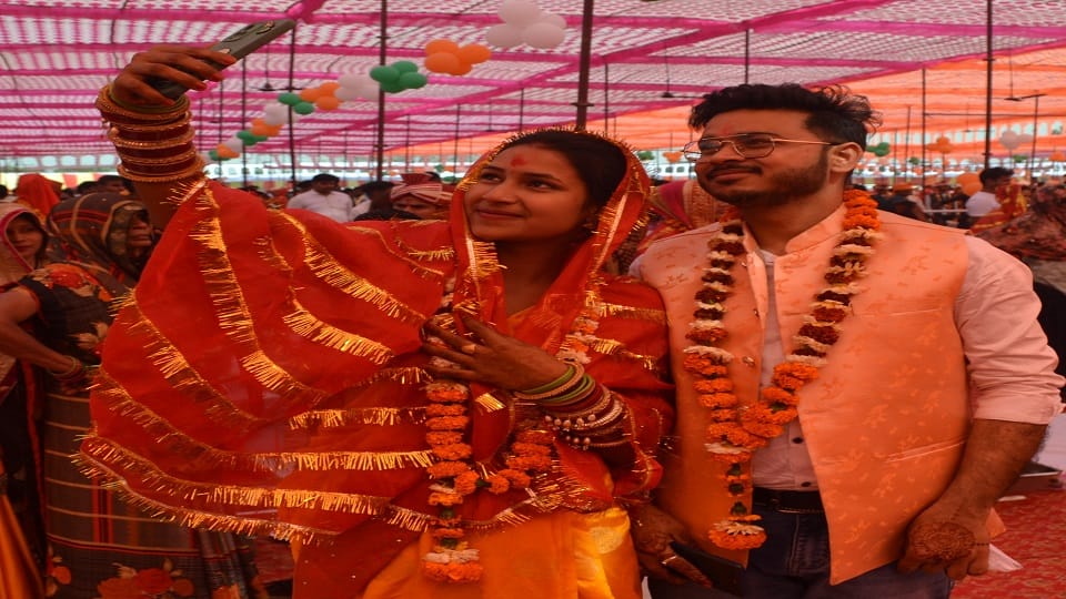 403 couples hold each other hands in a pandal