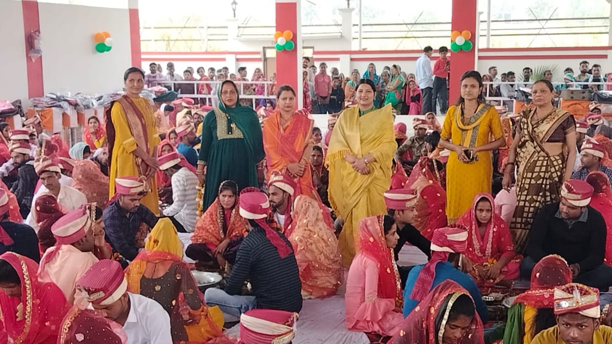 Bijnor News: 143 couples get married in mass marriage ceremony, seventeen Muslim couples also participated