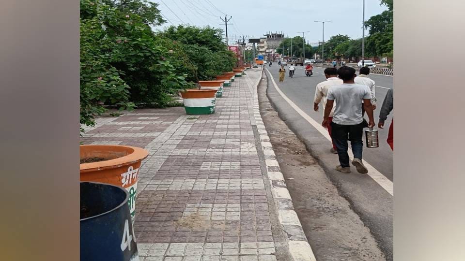 There is encroachment on footpath in twenty km area on MG Road in Agra