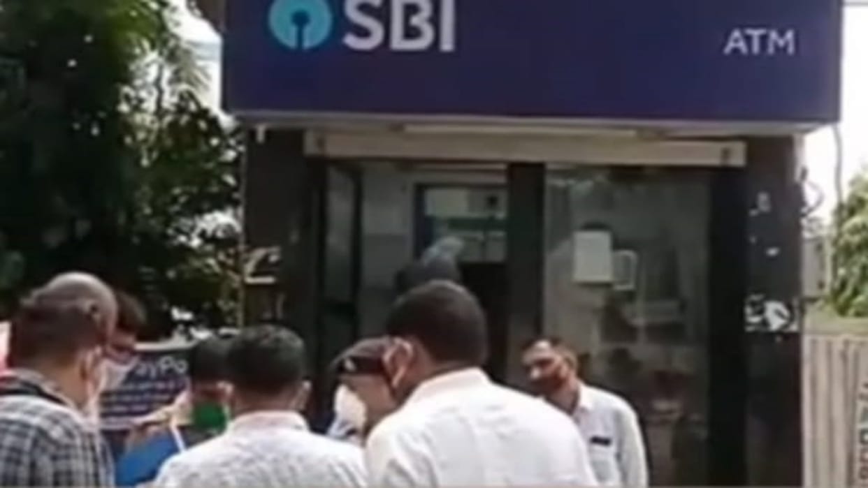 Thieves took away SBI ATM full of money in Hussainganj of Siwan, police engaged in investigation