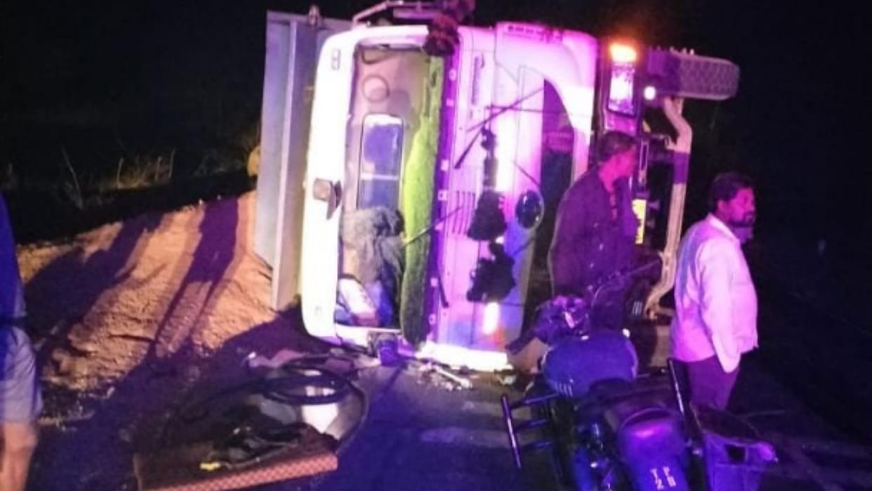 Road accident in Umaria, dumper overturned on car, two people seriously injured