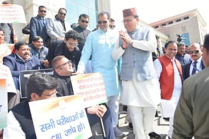 उत्तराखंड विधानसभा सत्र के दौरान विपक्ष से मिलते सीएम धामी।