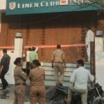 गोमती नगर में अवैध बिल्डिंग सील करती एलडीए की टीम।