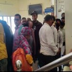 पंजीयन कराने के लिए कार्यालय में लगी भीड़