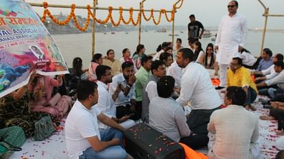 बीच गंगा खेली गई फूलों की होली: मधुर गीतों के साथ हास्य कविताओं से सजी महफिल, संगीतमय हुई काशी बीच गंगा खेली गई फूलों की होली