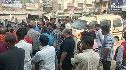 Begusarai :प्रसव के दौरान दर्द हुआ, नहीं मिले डॉक्टर; जच्चा-बच्चा की मौत पर  क्लिनिक में हंगामा, जमकर की पिटाई - Begusarai: Uproar Over Death Of Mother  And Child Due To ...