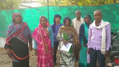 MP News: बेटे की गलती की सजा बाप को, बुजुर्ग को बांधकर पीटा, घर में लटकी मिली लाश छतरपुर में हत्या की जांच की मांग करते मृतक की पत्नी।