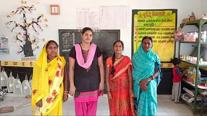 उम्मीद बनी उमेश्वरी: पति की इच्छा को बनाया जिम्मेदारी, गांव की 23 लड़कियों का खुलवाया सुकन्या समृद्धि खाता आंगनबाड़ी कार्यकर्ताओं के साथ उमेश्वरी।