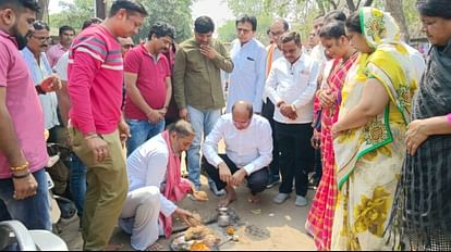 ताकि धूल से मिल सके निजात: बालोद में सालों बाद बनेगी डामर वाली सड़क, सीसी रोड पर बिछाएंगे परत, शुरू हुआ काम सड़क के डामरीकरण के लिए किया गया पूजन।
