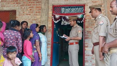 मोहनलालगंज: शाम को घर से निकले युवक का शव सुबह खेत में पड़ा मिला, गले पर मिले रस्सी से कसे जाने के निशान परिवार के लोगों से पूछताछ करती पुलिस।