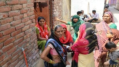 Aligarh News: शादी में बचा हुआ हलवा-रसगुल्ले खाने से पांच दर्जन से अधिक की तबीयत बिगड़ी, उपचार जारी डोरी नगर में बीमार हाेने के बाद घर के बाहर महिलाएं बात करती हुई