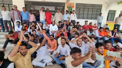 Bhadohi news: छात्रसंघ चुनाव स्थगित होने पर बिफरे छात्र, कलेक्ट्रेट पर प्रदर्शन, तैनात रही फोर्स कलेक्ट्रेट पर छात्रों के साथ प्रदर्शन करते विधायक जाहिद बेग