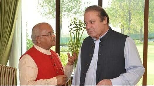 पाकिस्तान के पूर्व प्रधानमंत्री नवाज शरीफ के साथ वैदिक