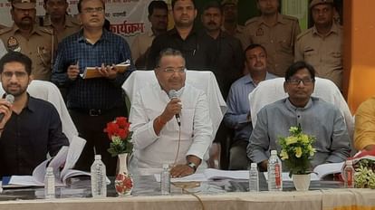 Varanasi: पर्यटन एवं सांस्कृतिक मंत्री जयवीर सिंह ने गांव में लगाई चौपाल, मुख्य विकास अधिकारी को दिए निर्देश पर्यटन एवं सांस्कृतिक मंत्री जयवीर सिंह ने परमंदापुर गांव लगाई चौपाल