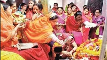 Ujjain News: मां शीतला के दरबार में लगी महिलाओं की कतार, देर रात से शुरू हुआ पूजन-अर्चन उज्जैन में शीतला सप्तमी का पूजन करती महिलाएं।